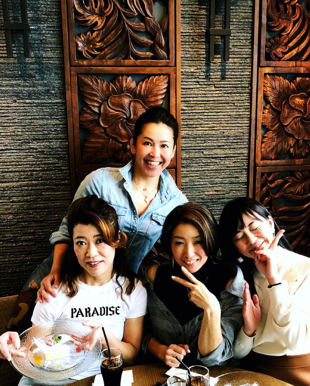 しなしさとこさんのインスタグラム写真 - (しなしさとこInstagram)「. . マッハ道場女子部がBD祝いをして くれました。笑いっぱなしであっと いう間に時間が過ぎ楽しかった〜。 ありがとう😊 . . #しなしさとこ #女子格闘技 #格闘技女子 #mma #ジョシカク #女子アスリート#腹筋女子 #satokoshinashi #格闘技 #40代 #アラフォー #サプライズバースデー #マッハ女子部 #ランチ #ジンジャーズビーチサンシャイン #サンシャイン池袋 #59階 #誕生日会 #東則子#三森由佳#柴田くるみ#ありがとう #嬉しかった #42歳 #みんなママ#女子会」2月12日 14時53分 - shinashisatoko