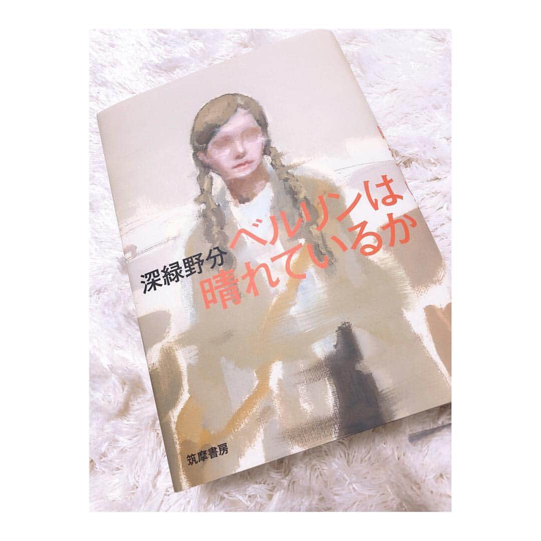 内田敦子さんのインスタグラム写真 - (内田敦子Instagram)「﻿ 深緑野分さんの﻿ 「ベルリンは晴れているか」。﻿ ﻿ 敗戦国ドイツの街の描写や﻿ 人々の心の機微の表現が﻿ 恐ろしくリアルで素晴らしかったです。﻿ ﻿ これほどまでに﻿ 不条理な死の連続だったのかと。﻿ ﻿ 戦前、戦中、終戦後間もない﻿ 当時のドイツの凄惨な情景が、﻿ ありありと浮かんできました。﻿ ﻿ ミステリー作品でありながら、﻿ もっと歴史を知るべきだと﻿ 自分が戒められるような作品でした。﻿ ﻿ ﻿ #ベルリンは晴れているか #深緑野分 さん #読書 #読書記録」2月12日 15時06分 - atsuko_uchida1205