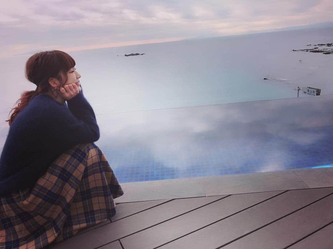 桃さんのインスタグラム写真 - (桃Instagram)「素敵な結婚式場😢✨ クロちゃんがお世話になったプランナーさんに会いに行きたいっていうから付き添いで葉山までついていったよ☺️めちゃめちゃ綺麗ーーー。赤ちゃん連れて結婚した場所に戻ってこれるのって幸せなことだね☺️ ご飯もすごく美味しかった、オマール海老のビスクラーメン🤤 あぁ、私はまたいつか結婚式あげられるのかなぁ…笑  #音羽ノ森 #結婚式場 #インフィニティスパ #入りたかった #泊まった人しか入れない #泊まりたい #どなたかよろしくお願いします笑」2月12日 15時10分 - momo.official