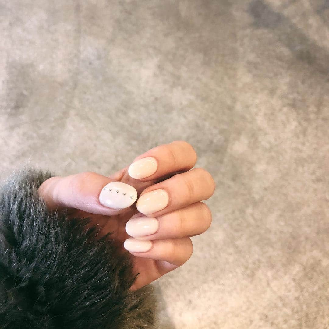 古川貴絵さんのインスタグラム写真 - (古川貴絵Instagram)「New nail ☺︎ クリーム色がたまらなく可愛い シンプルがイチバン！！ #nail #white #ネイル」2月12日 21時05分 - _kiegram