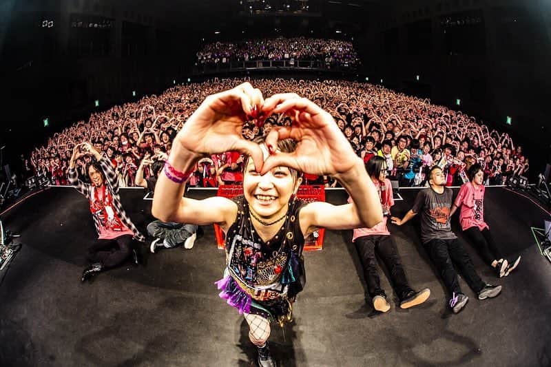 LiSAさんのインスタグラム写真 - (LiSAInstagram)「ライブハウスツアー、東京に戻ってきて明日はZepp Tokyo 2daysです☻ 大切に歌わせていただきます。愛と思いやりを大切に最高に楽しんで行きましょうーー！ぴーす！どうか、よろしくお願いします☻ photo by 青木カズロー @cazrowaoki  #LiSA #写殺 #口内炎痛い」2月12日 21時09分 - xlisa_olivex