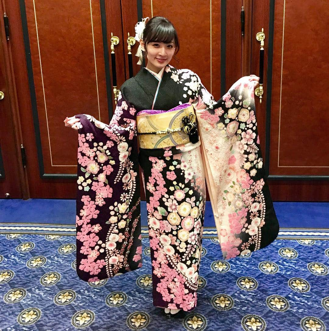 福田朱子さんのインスタグラム写真 - (福田朱子Instagram)「振袖〜👘❤️ 全身ver✨  最初この感じを選ぶ予定はなかったんだけど、 これを店員さんに薦められた瞬間にお母さんも私も惹かれてしまったのです👀💓 というのも、 まず、辻ヶ花。  そして、わかりにくいかもなんだけど、 お袖が、白と紫と黒で違うの💡  #振袖 #辻ヶ花 #japanesefashion #kimono #独身です #お父さん #お母さん #改めてありがとう #和装 #福田朱子」2月12日 16時39分 - syuko29