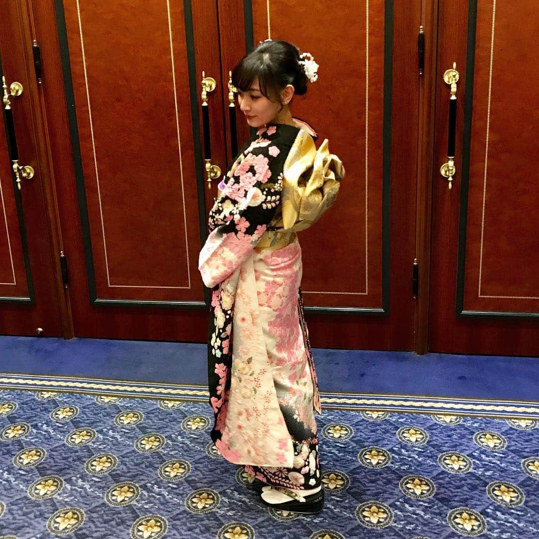 福田朱子さんのインスタグラム写真 - (福田朱子Instagram)「振袖〜👘❤️ 全身ver✨  最初この感じを選ぶ予定はなかったんだけど、 これを店員さんに薦められた瞬間にお母さんも私も惹かれてしまったのです👀💓 というのも、 まず、辻ヶ花。  そして、わかりにくいかもなんだけど、 お袖が、白と紫と黒で違うの💡  #振袖 #辻ヶ花 #japanesefashion #kimono #独身です #お父さん #お母さん #改めてありがとう #和装 #福田朱子」2月12日 16時39分 - syuko29