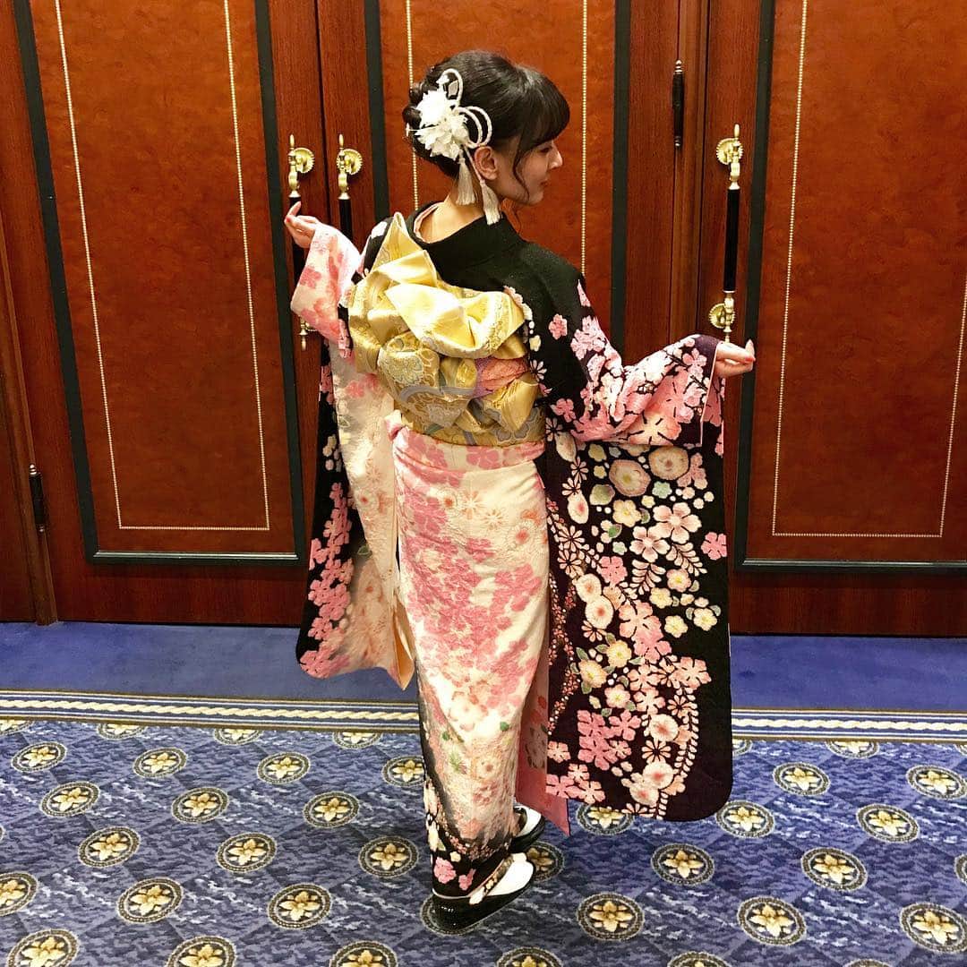 のインスタグラム：「振袖〜👘❤️ 全身ver✨  最初この感じを選ぶ予定はなかったんだけど、 これを店員さんに薦められた瞬間にお母さんも私も惹かれてしまったのです👀💓 というのも、 まず、辻ヶ花。  そして、わかりにくいかもなんだけど、 お袖が、白と紫と黒で違うの💡  #振袖 #辻ヶ花 #japanesefashion #kimono #独身です #お父さん #お母さん #改めてありがとう #和装 #福田朱子」