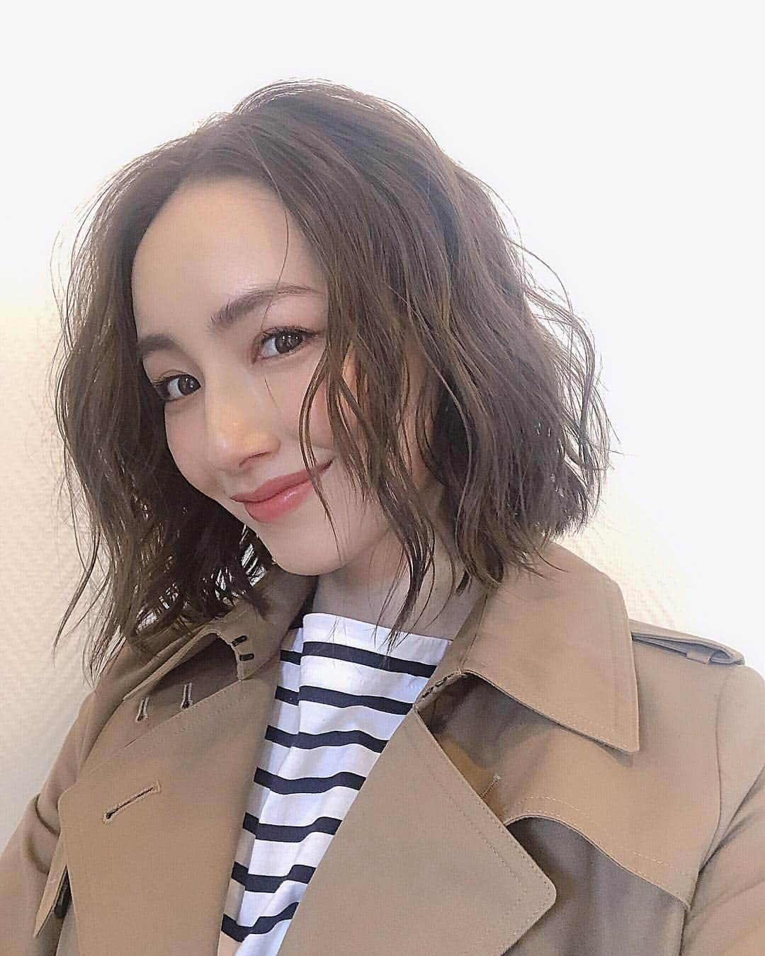 辻元舞さんのインスタグラム写真 - (辻元舞Instagram)「. 先日 @stand_by_hair で ヘアメンテナンスしてきました✨ 担当の大川さんに細かく教えてもらったので ご参考にどうぞ😊👇🏻 ----------------- Color▶︎モノトーンベージュ(9.5トーン) イルミナカラーをベースに【ベージュ＋モノトーングレー＋アッシュ】を2:1:0.5の割合で柔らかくも空気感の感じる赤味/黄味をオフしたカラーに仕上げました◽️ Cut▶︎前回より2CMカット前下がりシルエットを水平にしながら徐々にコンパクトなミニボブに☺︎ Treatment▶︎オージュアトリートメント 【Ts1.2.3＋Qu2.3＋St4 】みずみずしく弾力がありサラッとした質感に💆🏻‍♀️ ドライヤー前はMcモイスチャーローション(スカルプケア)＋Imエクシードセラム(ヘアケア) Styling item▶︎モイバーム＋モイクリーム ----------------- いつも丁寧なメンテナンスありがとうございます😊✨ . #ヘアカラー#ヘアメンテナンス#ボブ#ボブヘアー #Aujua#standbyhair#haircolor#mai_beauty」2月12日 16時34分 - mai_tsujimoto