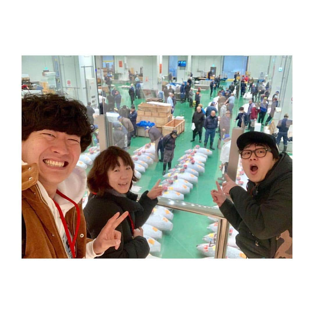 高道さんのインスタグラム写真 - (高道Instagram)「豊洲市場のせり見学。 冷凍マグロと解凍マグロ。 ・ ・ ・ #豊洲市場 #大和寿司 #せり #せり見学 #1月 #スタート #ツアー #卸業者 #仲卸 #マグロ #冷凍マグロ #ウニ #カキ #女将さん #土橋さん #豊洲市場通芸人 #みんなのたかみち #Tokyo #toyosu #fish #fishmarket #toyosumarket #maguro #tuna #uni #oyster #January #tour #start」2月12日 17時05分 - minnanotakamichi