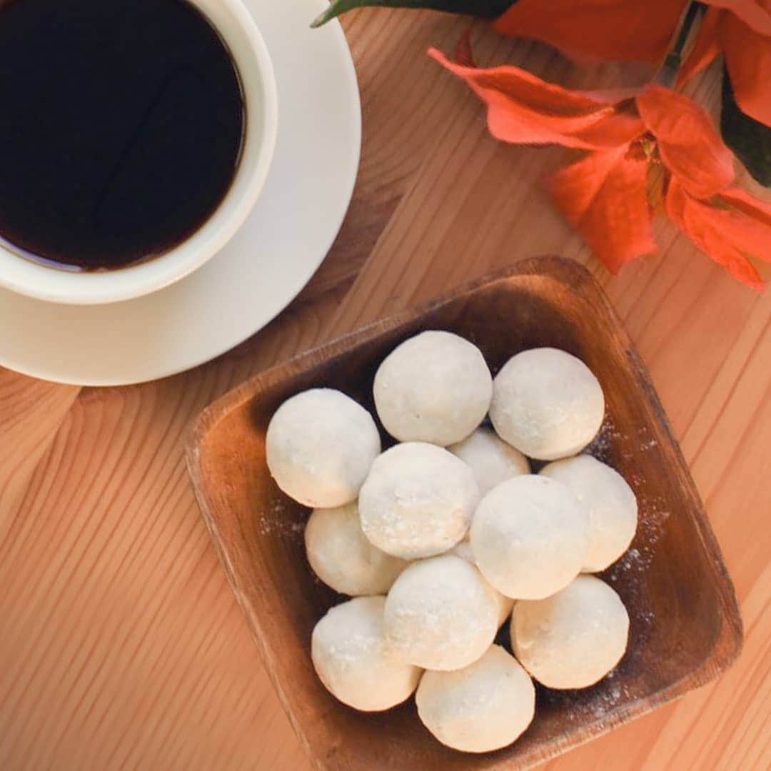 UCC上島珈琲さんのインスタグラム写真 - (UCC上島珈琲Instagram)「フランス語で白い雪玉を意味する「ヴール・ド・ネージュ」。 一つ食べると、思わずもう一つを食べてしまう、サクっ＆ほろっ食感のクッキーです♪ 本日は、そのレシピをご紹介します！ 「ヴール・ド・ネージュ」は、優雅な香りと深みのある味わいのコーヒー「UCC ゴールドスペシャル リッチブレンド」と相性抜群！ ぜひ、作ってみてくださいね♪ ▼材料▼ 無塩バター：50g グラニュー糖：20g アーモンドプードル：30g 薄力粉：50g 製菓用米粉（またはコーンスターチ）：15g ピーカンナッツ（またはくるみ）：45g 粉糖：適宜 ▼作り方▼ ①バターを1cm角に切る。 ピーカンナッツは150度のオーブンで約10分焼き、粗みじん切りにする。 天板にオーブンペーパーを敷く。 ②ボウルに1cm角に切ったバターを入れ、ゴムベラでよく練り、クリーム状にする。 ※柔らかくしないと生地がパサパサになるので注意。 ③②にグラニュー糖を一度に加えてよく混ぜる。さらにアーモンドプードルを加えてよく混ぜる。 ④③に薄力粉と米粉を万能こし器でふるいながら加え、ゴムベラで切るように混ぜる。 ⑤あらかじめ粗みじん切りにしておいたピーカンナッツも加えて混ぜる。 ⑥生地をラップにあけ、ひとまとめにして四角く包み、冷蔵庫で30分以上寝かせる。 ⑦⑥の生地を直径2cmほどのボール状に丸め、天板にそれぞれ間隔をあけて並べる。 ⑧170～180度に熱したオーブンで約15分、縁が少しきつね色になるまで焼く。 熱いうちに粉糖を茶こしでふれば完成。  #ヴールドネージュ  #ブールドネージュ  #スノーボール  #クッキー  #スイーツ  #焼き菓子  #bakingfun  #bakingday  #コーヒーのある暮らし  #暮らしを楽しむ  #家淹れコーヒー  #うちcafé  #うちカフェ  #コーヒー  #コーヒー好きな人と繋がりたい  #コーヒー大好き  #コーヒー巡り  #コーヒー豆  #コーヒー部  #coffee  #cupofcoffee  #coffeetime  #coffeelover  #coffeegram  #ucc  #ucc上島珈琲  #uccコーヒー  #goodcoffeesmile」2月12日 17時00分 - uccueshimacoffee