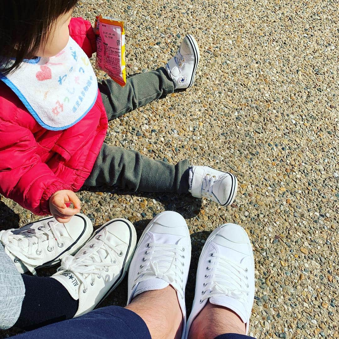 紀氏隆秀のインスタグラム：「いつの日かの、Day off ... #スニーカー #親子3人で #converse #娘12cm #嫁25cm #俺30cm #横幅と娘の足のサイズがほぼ一緒 #最高の休日 #mosaic  #親バカ部  #娘  #日々の成長がすごい  #アンパンマン大好き #最高の癒し‼️」