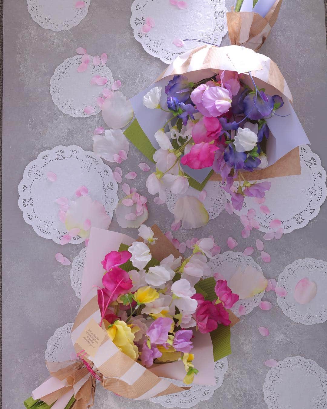 東京堂アーティフィシャルフラワーMAGIQのインスタグラム：「・ 【アーティフィシャルで季節を迎える】〜Spring greeting(スプリンググリーティング)〜 ・ FM9640 ①⑩ プリマスイトピーバンドル FM6014 ②④⑪⑯ ジュディスイトピー ・ ⭐⭐︎︎お知らせ⭐︎⭐︎ 【You Tube TOKYODO公式チャンネル】 見て学べて役立つ、お花に関する動画満載❗️ 👇👇👇 https://m.youtube.com/channel/UCyD95_Gb0wQhvTRm9FDJnsQ ✳️【チャンネル登録】お願いします🙇‍♀️ Please subscribe to my channel ❗️ 请注册 ❗️ 채널 등록 고마워요 😁 ・ #TOKYODO#MAGIQ#MAGIQのある暮らし#東京堂#アーティフィシャルフラワー#アーティフィシャル#アートフラワー#造花#花のある暮らし#花のある生活 #花好きな人と繋がりたい#フラワーデザイン#フラワーアレンジメント#フラワーアレンジ#アレンジメント#花束#スイトピー #flowerofinstagram#flowerstagram #artificialflower#artificial#花藝#插花#花藝課#保鮮花#不凋花#꽃스타그램#조화」