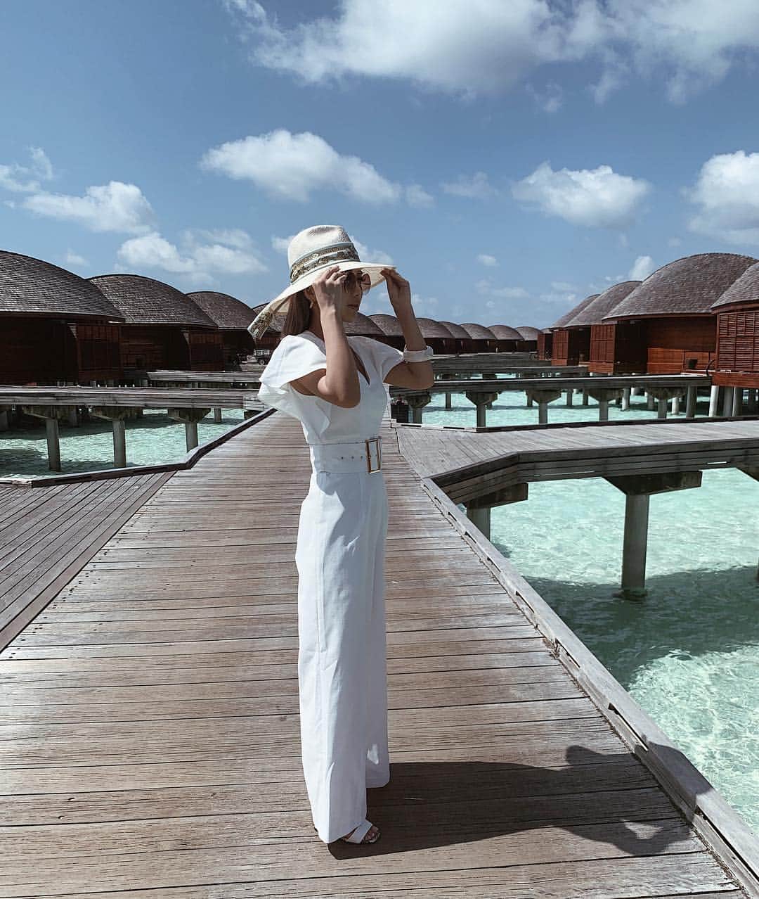梯真奈美さんのインスタグラム写真 - (梯真奈美Instagram)「HOTELはANANTARAに泊まってるよ🌊 ズラーッと均等に並んだ水上コテージは芸術的👏🏼 このロンパースstyleup効果抜群なの🥺✨ @eimyistoire_official の新作だよ♡ #ANANTARA #anantaraveli #maldives #resort #travel #fashion #eimy #eimyistoire #モルディブ」2月12日 17時57分 - official_manami