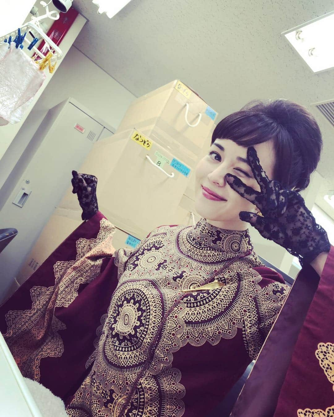 比嘉愛未さんのインスタグラム写真 - (比嘉愛未Instagram)「朝ドラ100作目の「なつぞら」に出演する事になりました🎊 ドラマデビュー作だった 「どんど晴れ」から12年たち 長い旅路から帰って来られてホッと落ち着くような、ただいまという嬉しい気持ちでいっぱいです🙌✨ あの頃は周りの方々に支えられ、助けられてばかりでしたので、今回はその恩返しができればと思っています。 役柄は主人公なつが上京して出会う 新宿の老舗喫茶店のマダム。 謎多きキャラクターをすばらしいチームの皆さんと楽しみながら演じて行きたいと思います。 写真は我らがヒロイン広瀬のずーちゃんが撮ってくれたもの。 これまた共演も嬉しすぎる♡ #朝ドラ #なつぞら」2月12日 18時01分 - higa_manami