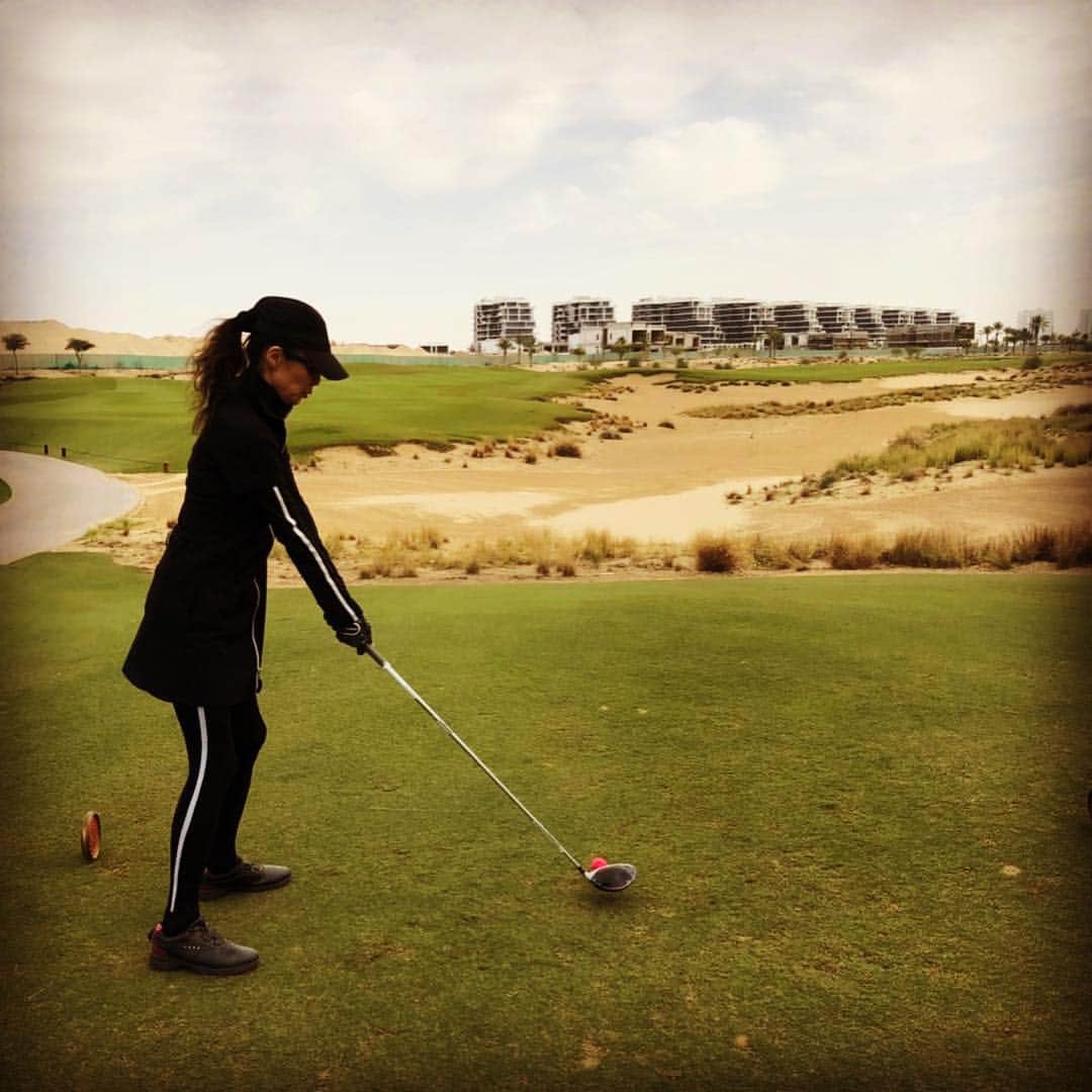 萬田久子さんのインスタグラム写真 - (萬田久子Instagram)「GOLF⛳️ #dubai #golf #砂漠でゴルフ #ナイスショット？ #集合写真 #谷原秀人プロ #萬田久子」2月12日 18時10分 - hisako.manda_official