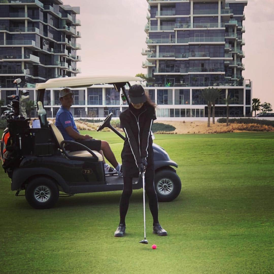 萬田久子さんのインスタグラム写真 - (萬田久子Instagram)「GOLF⛳️ #dubai #golf #砂漠でゴルフ #ナイスショット？ #集合写真 #谷原秀人プロ #萬田久子」2月12日 18時10分 - hisako.manda_official