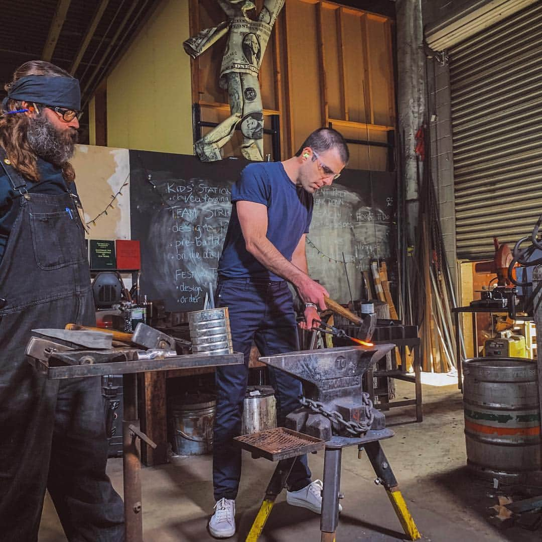 ザカリー・クイントさんのインスタグラム写真 - (ザカリー・クイントInstagram)「LITERALLY striking while the iron is hot. gratefully learned an entirely new skill today for an upcoming project 🔥🤫🔥 thanks to @adams_forge for teaching me the ways of the anvil.」2月13日 5時31分 - zacharyquinto