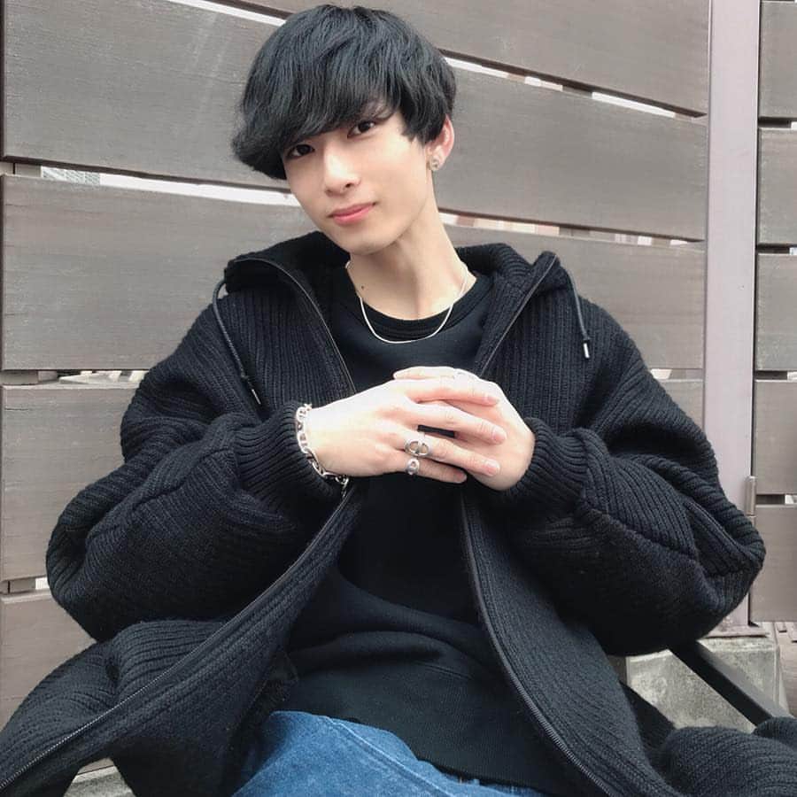 のインスタグラム：「珍しく笑ってる写真を投稿してみる。笑 ピアスと左手のリングは新入り🆕 腕周り完成しそう⛓⛓⛓⛓⛓ ・ ・ ・ ・ ・ #parka #milok  #denim #kiit  #bracelet & #ring & #pierce #hermes  #necklace #studious ・ #他撮り #彼氏とデートなうに使っていいよ #彼氏感 #今更 #このタグ #笑」