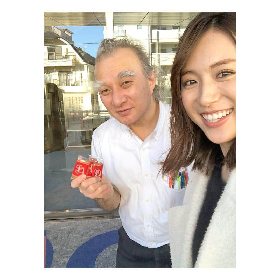 笹川友里さんのインスタグラム写真 - (笹川友里Instagram)「収録のため隔週で通った砧スタジオ。 先日番組を卒業した日の帰り際、 今昔庵のマスターと記念に撮った一枚✨ 閉店することを知らず、 お疲れ様でしたも言えませんでしたが、、 収録終わりに必ずこのクッキーを2枚くれて 失敗して落ち込んでいる時も楽しく帰れる日もいつでも 見守ってくれました🙏 マスター長い間ありがとうございました🙇‍♀️🙇‍♀️🙇‍♀️ #砧スタジオ #今昔庵 #マスターがくれるクッキー #帰り道のおやつ #帰り際のハイタッチ」2月12日 21時46分 - sasagawayuri