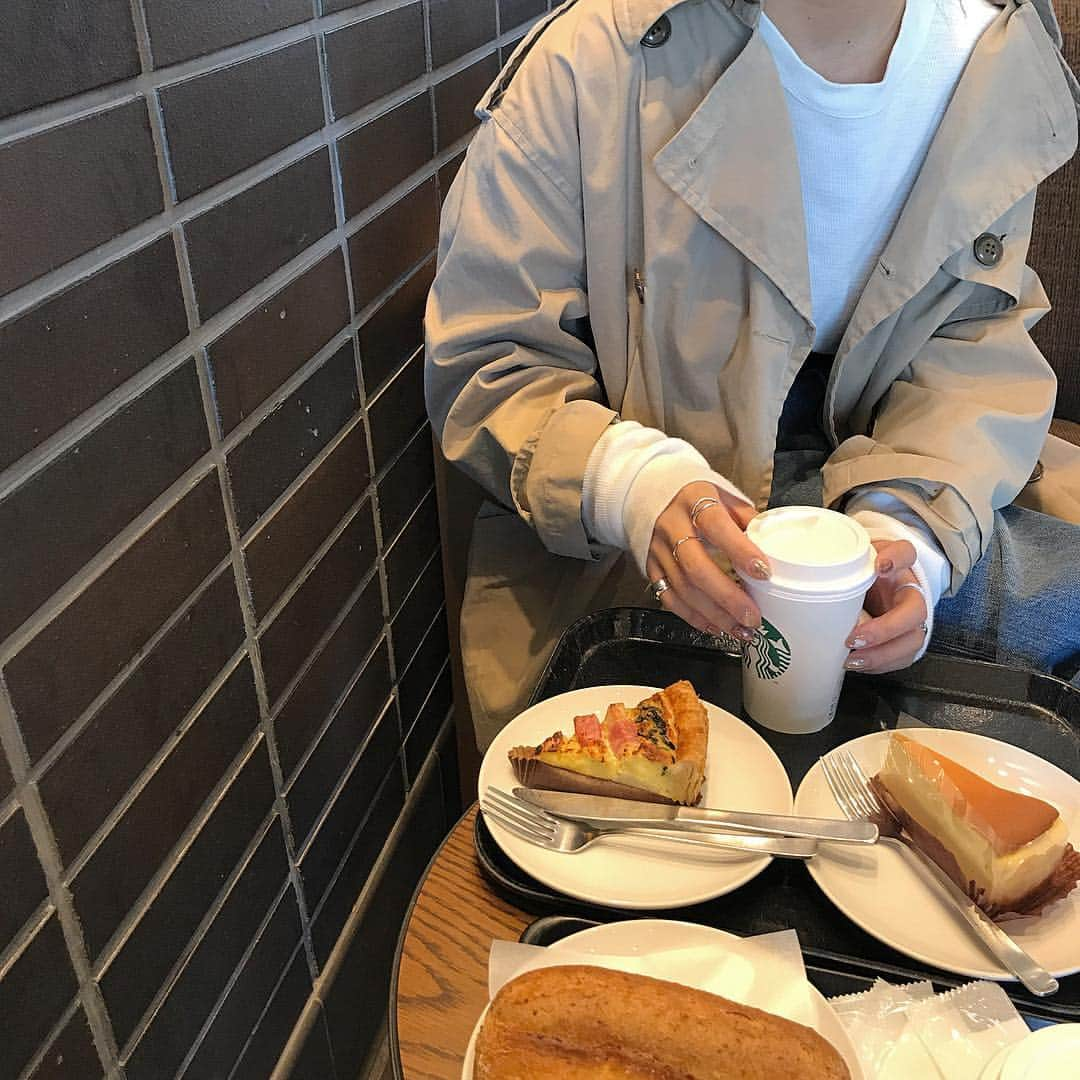 yan___5さんのインスタグラム写真 - (yan___5Instagram)「. キッシュとチーズケーキを 食べた贅沢な日☕️笑 . . #朝活#朝からケーキ#休憩#スタバ」2月12日 22時35分 - yan___5