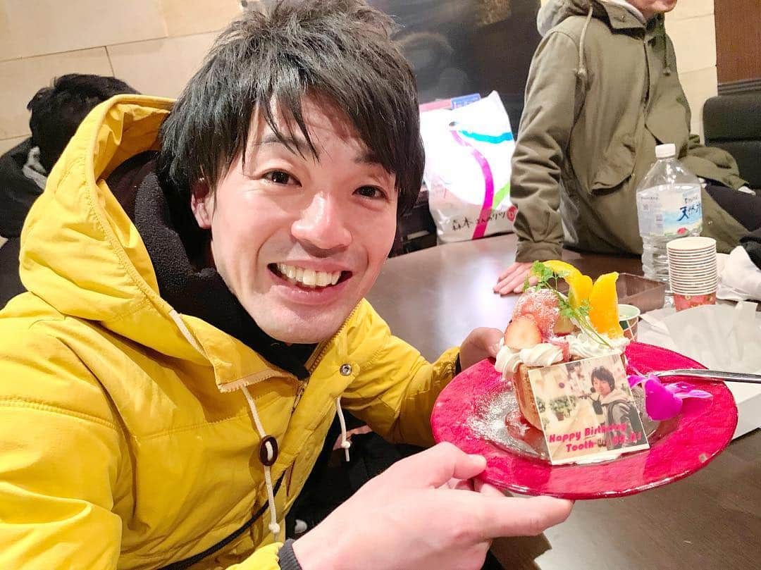 辻井亮平さんのインスタグラム写真 - (辻井亮平Instagram)「エンプティー終わりに銀座のベノアはんが誕生日やってくれはりました！ベノアはん！えろうすんまへん！こんな汚ねぇワテみたいなモン祝ってもろて！ほんま！すんまへん！！ベノアはん！おおきに！  #蜷さん以外 #全員ブチ切れてるやん #なんでやねん #明日も銀座 #ベノアさん #よろしくです #山さん」2月12日 23時06分 - aironhed_tsujii