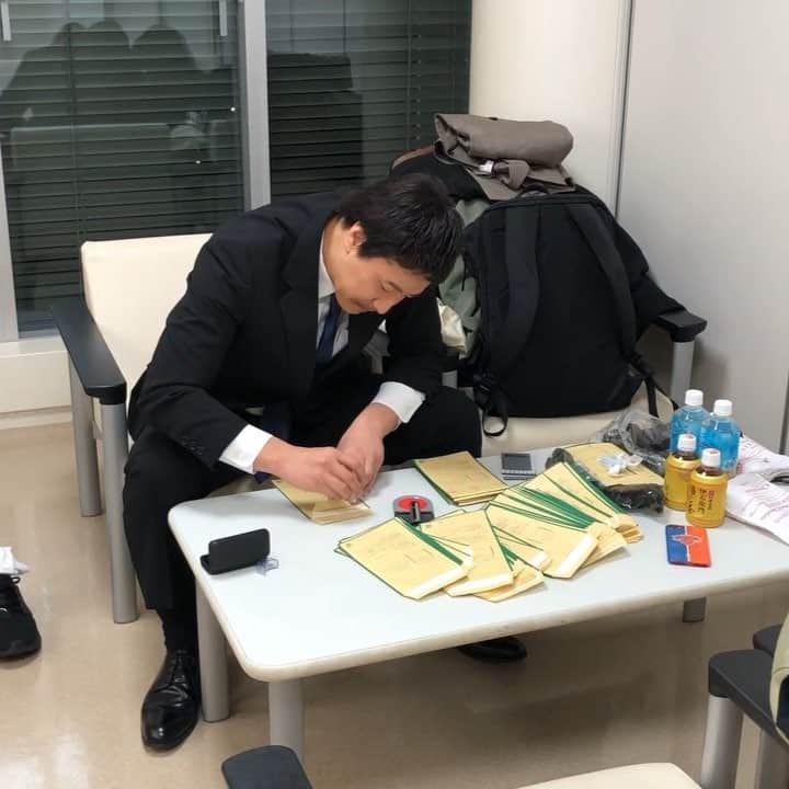 長田庄平のインスタグラム：「前々澤社長の内職 #100人に100円 #総額1万円お年玉ぷろぜぇくちょ #月島に行くならお年玉 #現金書留」