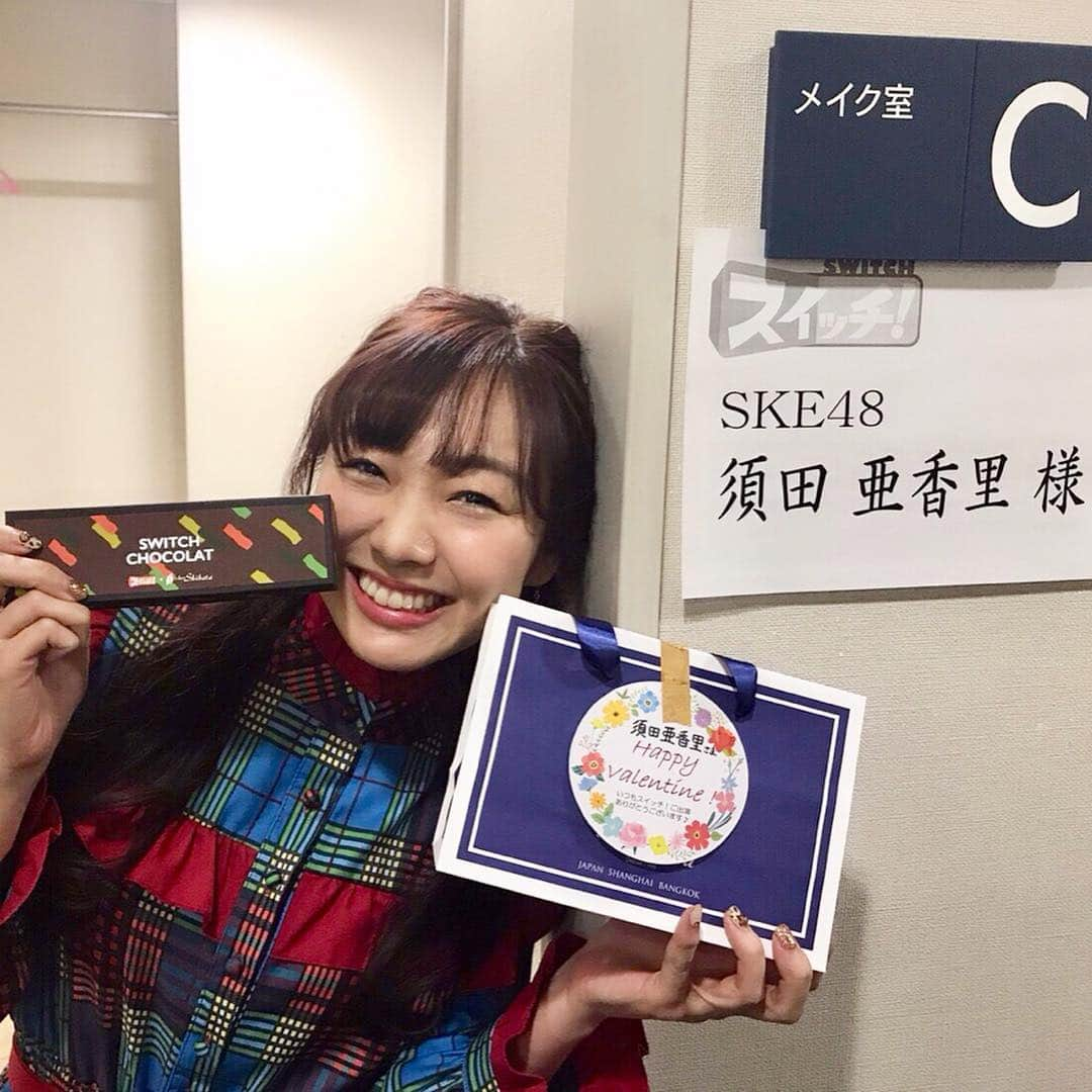 須田亜香里さんのインスタグラム写真 - (須田亜香里Instagram)「2月8日(金)東海テレビ【 #スイッチ】 スイッチ恒例の自前衣装です。 マーチンからのぞく靴下とワンピースの青を揃えてみた〜 ワンピースは栄と矢場町の間らへんにあるセレクトショップ？で買いました。 この存在感のワンピースで7千円は安い！スイッチで着たい！と思って買ったよ。普段着にはならないかな(笑) 2枚目は高橋ひとみさん @hitomi_momoe と💕 先日拝見したドラマで感動した話を直接お伝えできて大満足でした😍 3枚目は世界カラオケチャンピオンの海蔵亮太さん @kaizoryota と✨ お写真撮るときに愛知県地元トークで盛り上がれました！ 4枚目はスイッチのスタッフさんがくださった #アムールデュショコラ で限定販売されているレアなチョコ🍫💕 来月の出演も楽しみー！」2月13日 1時27分 - akarisuda