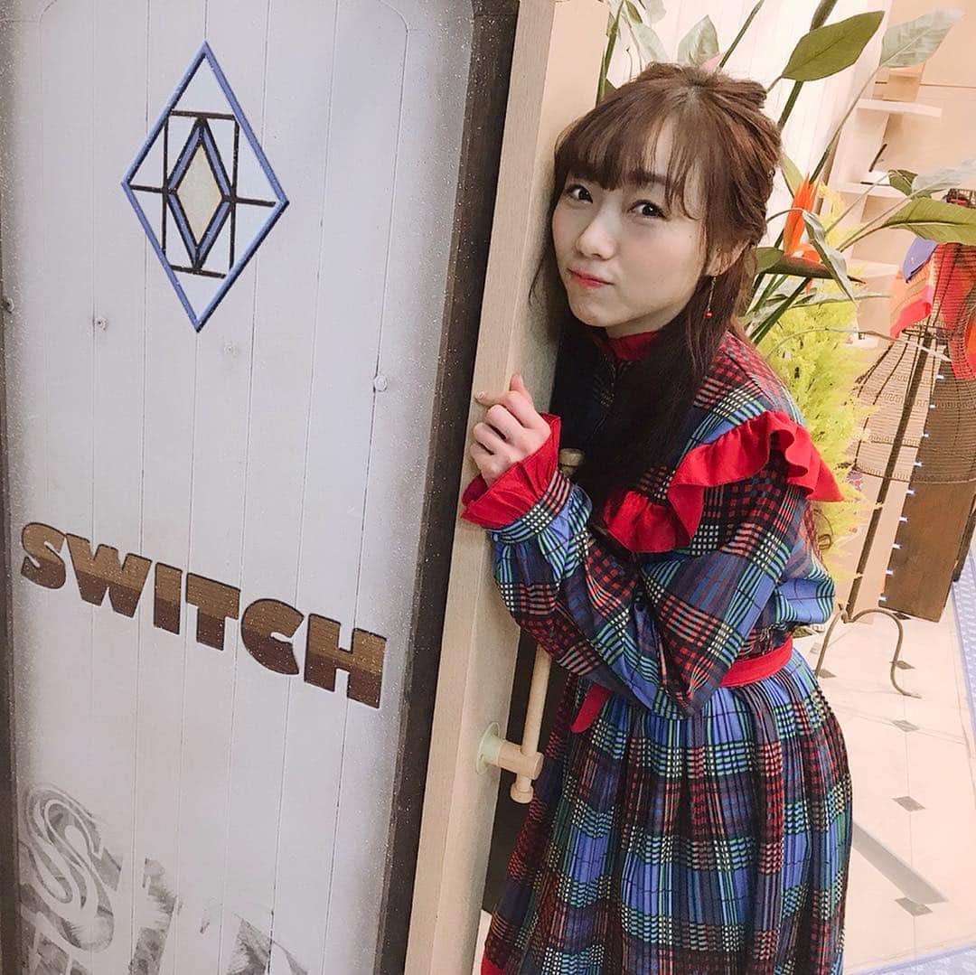 須田亜香里さんのインスタグラム写真 - (須田亜香里Instagram)「2月8日(金)東海テレビ【 #スイッチ】 スイッチ恒例の自前衣装です。 マーチンからのぞく靴下とワンピースの青を揃えてみた〜 ワンピースは栄と矢場町の間らへんにあるセレクトショップ？で買いました。 この存在感のワンピースで7千円は安い！スイッチで着たい！と思って買ったよ。普段着にはならないかな(笑) 2枚目は高橋ひとみさん @hitomi_momoe と💕 先日拝見したドラマで感動した話を直接お伝えできて大満足でした😍 3枚目は世界カラオケチャンピオンの海蔵亮太さん @kaizoryota と✨ お写真撮るときに愛知県地元トークで盛り上がれました！ 4枚目はスイッチのスタッフさんがくださった #アムールデュショコラ で限定販売されているレアなチョコ🍫💕 来月の出演も楽しみー！」2月13日 1時27分 - akarisuda