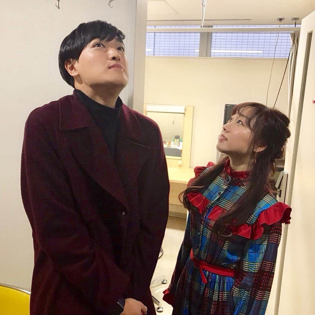 須田亜香里さんのインスタグラム写真 - (須田亜香里Instagram)「2月8日(金)東海テレビ【 #スイッチ】 スイッチ恒例の自前衣装です。 マーチンからのぞく靴下とワンピースの青を揃えてみた〜 ワンピースは栄と矢場町の間らへんにあるセレクトショップ？で買いました。 この存在感のワンピースで7千円は安い！スイッチで着たい！と思って買ったよ。普段着にはならないかな(笑) 2枚目は高橋ひとみさん @hitomi_momoe と💕 先日拝見したドラマで感動した話を直接お伝えできて大満足でした😍 3枚目は世界カラオケチャンピオンの海蔵亮太さん @kaizoryota と✨ お写真撮るときに愛知県地元トークで盛り上がれました！ 4枚目はスイッチのスタッフさんがくださった #アムールデュショコラ で限定販売されているレアなチョコ🍫💕 来月の出演も楽しみー！」2月13日 1時27分 - akarisuda