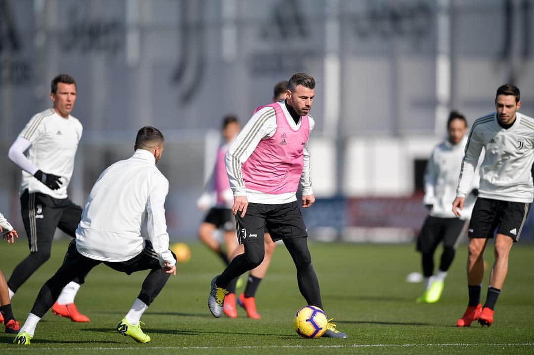 アンドレア・バルツァッリのインスタグラム：「Finalmente di nuovo in campo con la squadra 💪🏻 #FinoAllaFine」