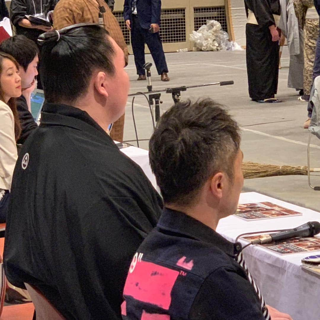 入江慎也さんのインスタグラム写真 - (入江慎也Instagram)「2019年白鵬杯  今年も将来の力士達の沢山の熱い取り組みが見れました  白鵬杯は本当に素敵な大会です  来年が楽しみです  #白鵬杯 #横綱白鵬関 #豊ノ島 関 #石浦 関 #臥牙丸 関 #炎鵬 関 #最高な大会 #横綱の隣で大会をみる #めちゃくちゃ贅沢な時間」2月13日 2時30分 - oreirie0408