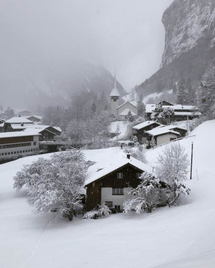 Hatice Korkmaz The Color Queenのインスタグラム：「Second time in #lauterbrunnen to see the winter wonderland😍❄️ thanks to @lauterbrunnen making this amazing trip happen🎈Lauterbrunnen’in bir de kis masalini gorelim dedik😱 #switzerland #nature #winter #love #snow」