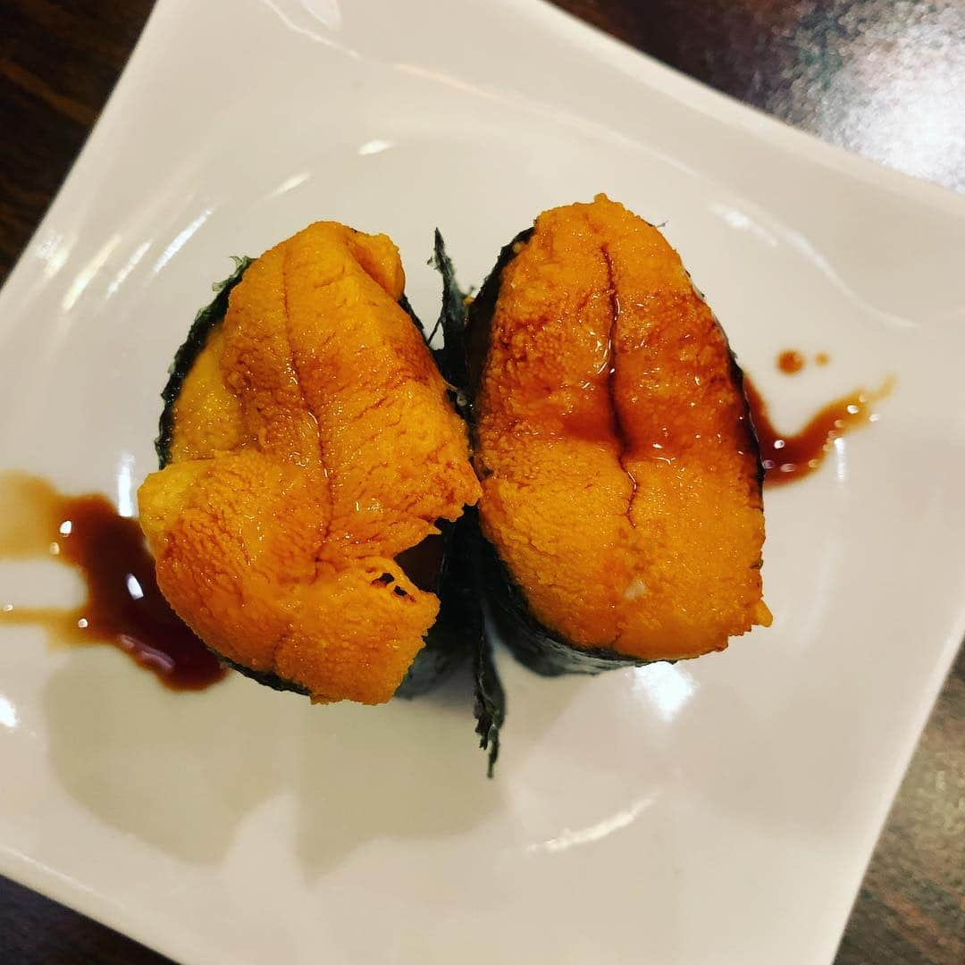 さんのインスタグラム写真 - (Instagram)「My favorite #SeaUrchin #海膽 😍👏🏼😋」2月13日 3時24分 - fouryorkiesmom