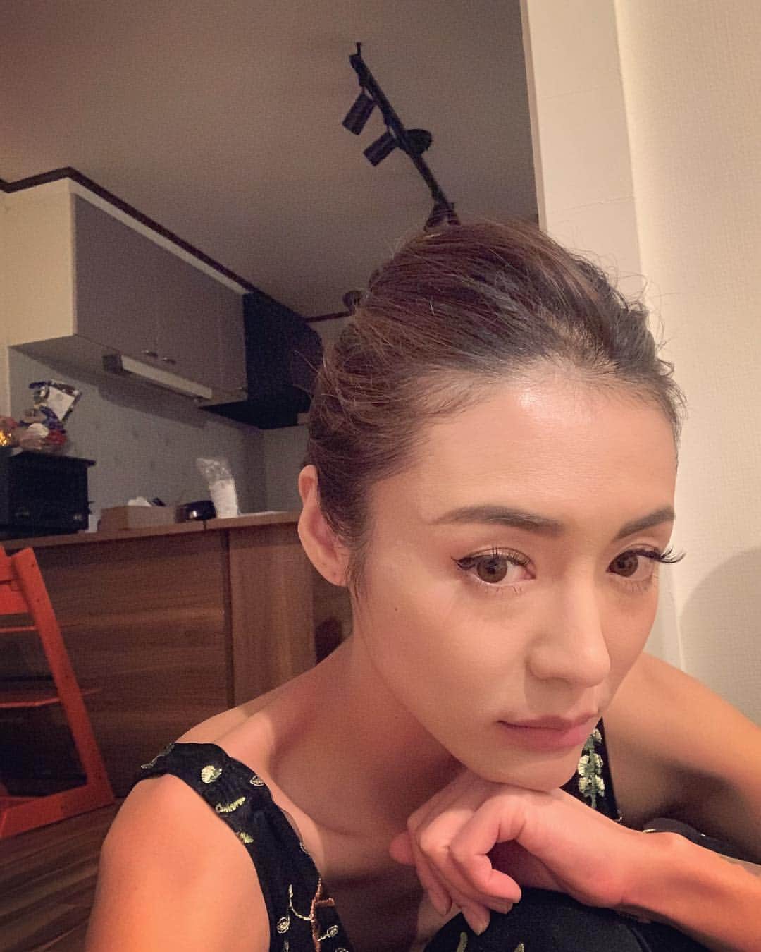 内藤陽子のインスタグラム：「三連休後は仕事溜まってるよね、、、 お疲れさま。深夜4時の37歳。20代、あの頃の自分に言ってやりたい。人はみんな歳とるよ。いつまでも若いわけじゃない。#ばばぁ頑張る #若い時より今が好き#毛穴も開くし#白髪は抜くけど」