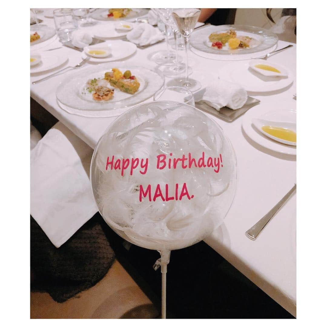 MALIAさんのインスタグラム写真 - (MALIAInstagram)「Thank you!!🌹🎂🥂💫 . 大好きなお店で 美味しいご飯食べて♥️ 素敵なプレゼントまで 頂いてしまって😭♥️ (毎日使ってるよ.ありがとう♥️) 羽が入ったバルーンも 最高に可愛かったし♥️ 毎年お決まりのAIちゃんケーキも なんとも言えないパープル具合が 最高に可愛かったし♥️♥️♥️ . 目で見る全てが可愛かったけど 一番嬉しかったのはみんなの気持ち♥️ 素敵なdinnerに招待してくれて ありがとうね…♥️♥️♥️ . #お誕生日dinner🌹 #AnelaInc. #みんなありがとう♥️ #全部嬉しかったよ♥️ つづく…」2月13日 15時33分 - maliarehman