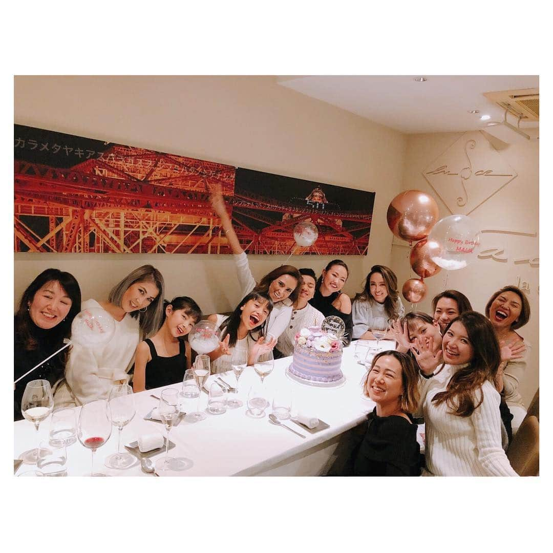 MALIAさんのインスタグラム写真 - (MALIAInstagram)「Thank you!!🌹🎂🥂💫 . 大好きなお店で 美味しいご飯食べて♥️ 素敵なプレゼントまで 頂いてしまって😭♥️ (毎日使ってるよ.ありがとう♥️) 羽が入ったバルーンも 最高に可愛かったし♥️ 毎年お決まりのAIちゃんケーキも なんとも言えないパープル具合が 最高に可愛かったし♥️♥️♥️ . 目で見る全てが可愛かったけど 一番嬉しかったのはみんなの気持ち♥️ 素敵なdinnerに招待してくれて ありがとうね…♥️♥️♥️ . #お誕生日dinner🌹 #AnelaInc. #みんなありがとう♥️ #全部嬉しかったよ♥️ つづく…」2月13日 15時33分 - maliarehman