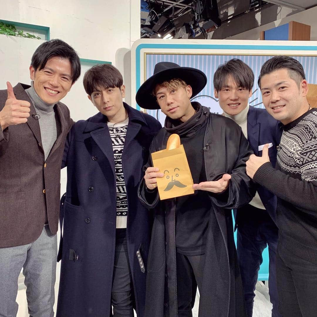 川畑要さんのインスタグラム写真 - (川畑要Instagram)「日テレ「バゲット」さん、朝からお世話になりました‼️ そしてメンズアナウンサーの皆様のケミ愛に大感謝でございます😎✨ 本日リリースのNew Single「もしも／夜行バス」是非聴いてくださーい✨ 💪(￣^￣)ゞ要 #川畑要 #chemistry #かなめ屋 #singer#日テレ#バゲット#newsingle#もしも#夜行バス」2月13日 14時05分 - kawabata1979