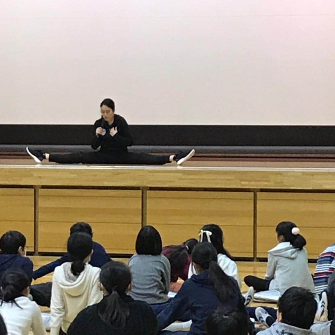 田中琴乃さんのインスタグラム写真 - (田中琴乃Instagram)「【永福小学校】 ・ 先日、永福小学校にて講話と6年生を対象に実技体験授業をさせていただきました✨ ・ 質問や感想も堂々とお話ししてくれて積極的でアクティブな生徒さんが多く、また体験授業は校長先生が大活躍✨ 素敵な時間を過ごすことができました☺️ ・ ありがとうございました！ ・ ・ #東京都 #永福町  #永福小学校  #新体操  #rhythmicgymnastics  #講話 #体験授業  #田中琴乃」2月13日 14時38分 - tanakakotono