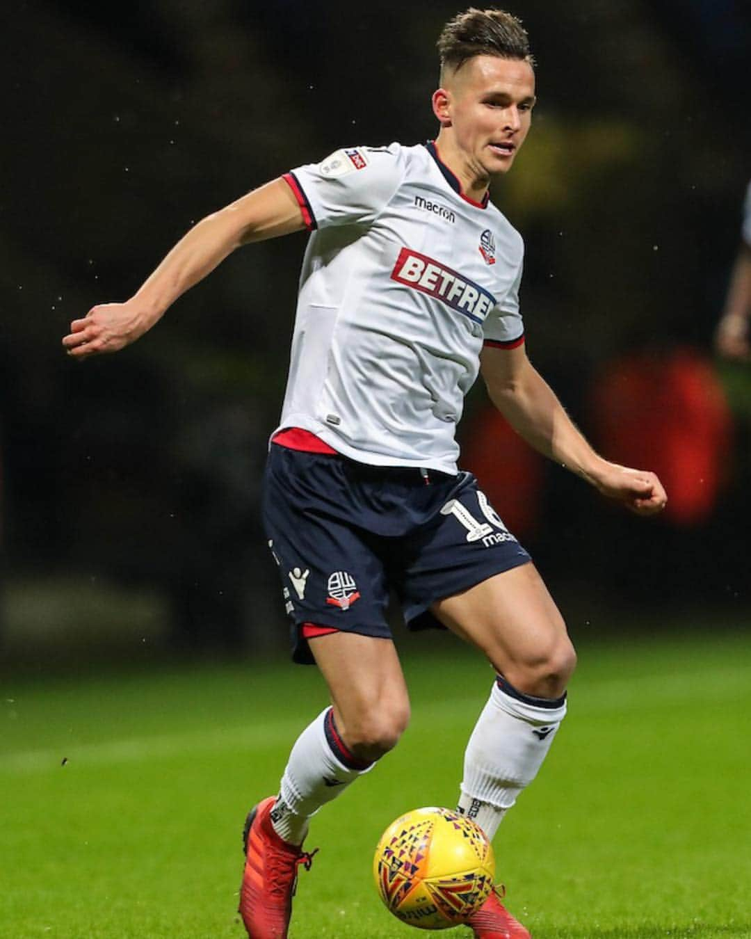 パヴェル・オルコウスキのインスタグラム：「Fantastic win after a great team performance today! Let’s turn this season round now Wanderers! . . #bwfc #football #bolton #boltonwanderers #championship #skybetchampionship #macron #england  #soccer #wanderers #team #olkowski #whites #instadaily #po16 #kickoff #photooftheday #football #gameday #win #loveit #sport #fun」