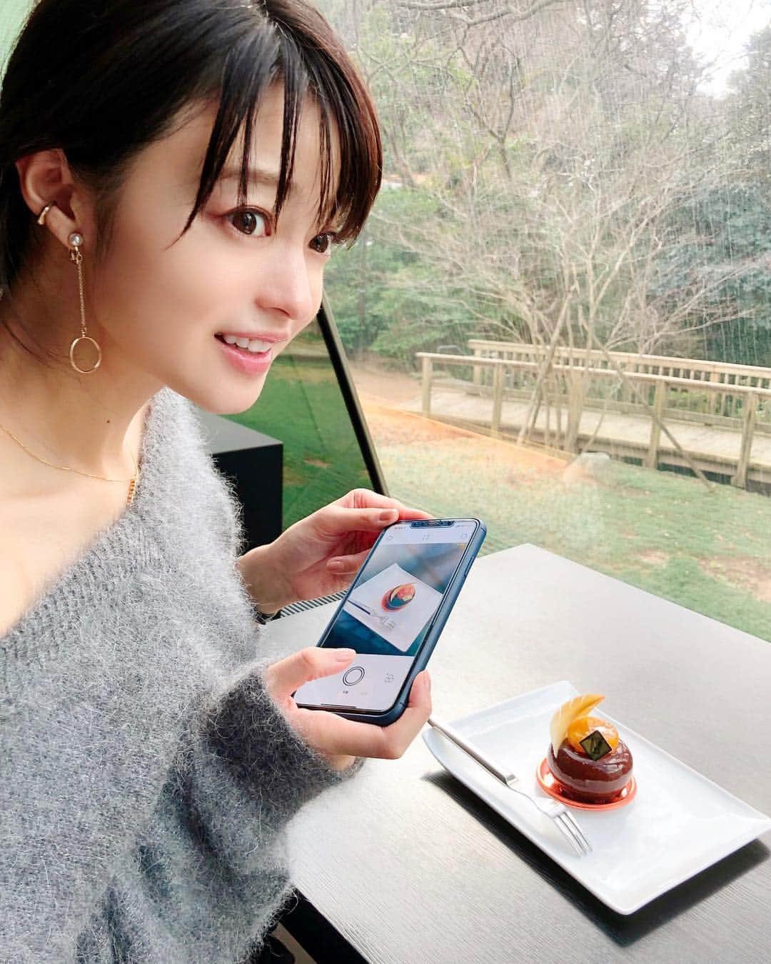 小林涼子さんのインスタグラム写真 - (小林涼子Instagram)「◡̈ 自分のケーキを撮ってたら 隣の母のケーキが美味しそうで目が釘付け 👀 今回は母と2人、沢山食べて 沢山笑って楽しかったなぁ… 私が大人になる分だけ、親も歳を重ねる… いつまでも…とは、いかないから 限られた時間の中で 濃ゆく、沢山の事を一緒にしたいと改めて感じました。 今度は父も、妹も！家族で金沢へ行きたいな ✈️ 素敵な経験 ありがとうございました 🙏🏻 投票は、本日15時まで…！ 結果が待ち遠しい〜 ✈︎ #温泉 #金沢旅行 #母娘旅行 #金沢 #湯涌温泉 #温泉大賞アンバサダー #温泉番付 #ビッグローブ #biglobe #onsen #onsen_award #japan #japanesegirl #relax #kanazawa #trip #onsentrip #tourist #일본 #일본여행 #카나자와 #온천여행 #맛집 #소개」2月13日 9時03分 - ryoko_kobayashi_ryoko