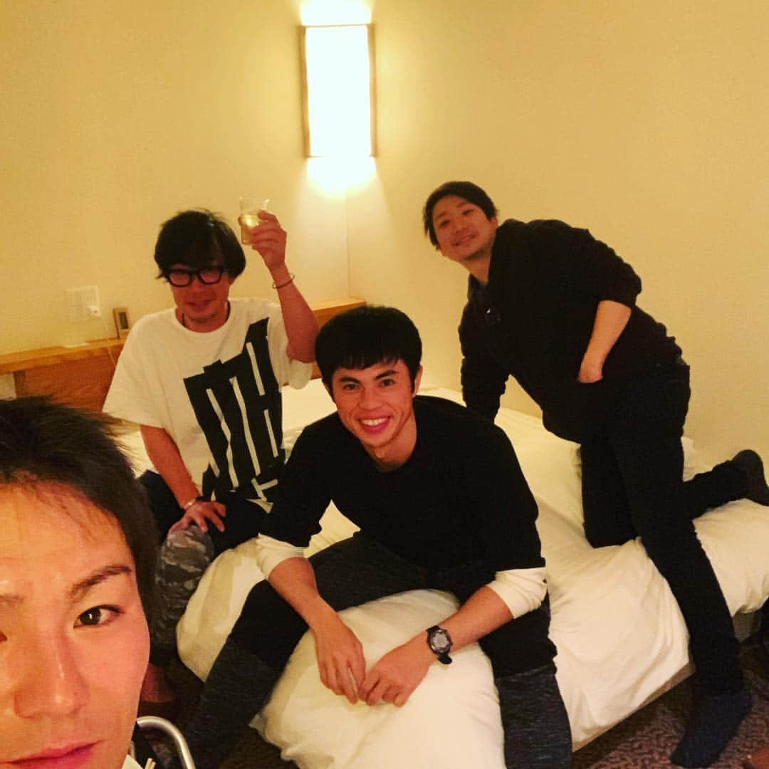 狩野英孝さんのインスタグラム写真 - (狩野英孝Instagram)「スタッフさん達と小島さんの部屋で乾杯〜。いいチームです。。」2月13日 9時50分 - kano9x