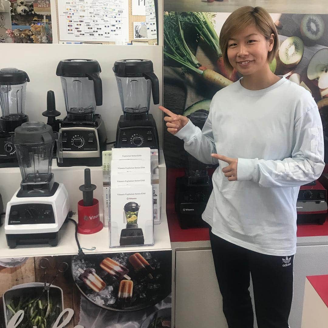 Vitamix Japanさんのインスタグラム写真 - (Vitamix JapanInstagram)「Vitamixのショールームに浅倉カンナさんが遊びに来てくれました♪ 総合格闘技という世界の中で、男性顔負けで大活躍中の浅倉選手を応援しています！！ #vitamix_japan #vitamix #バイタミックス #wholefood #healty #healthyfood #superfood #vegan #バイタミックス #スムージー #ホールフード #スーパーフード #健康 #健康食 #家電 #調理家電 #浅倉カンナ #RAIZIN  @entresquare」2月13日 15時48分 - vitamix_japan