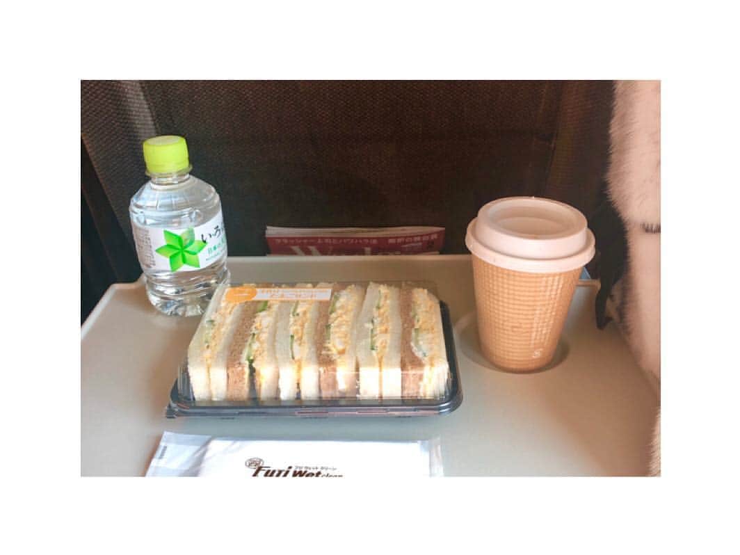 川村亜紀さんのインスタグラム写真 - (川村亜紀Instagram)「京都駅の新幹線ホームの売店のたまごサンドイッチが好きです🐣 たまごがぎっしり挟まれていて美味しいのです。 ちなみに売店で手作りされているのですよ。 野菜サンドも美味しくてレタスがシャキシャキ新鮮です。 それにしても日本の乗り物は親切丁寧ですよね。 日本語の後に英語でインフォメーション。 そして定刻通りに通過とご案内。少し遅れただけでも丁寧にお詫び申し上げる。 お気遣いに感謝です。 #shinkansen #kyotostation #sandwich #eggsandwich #recommended #withcoffee  #たまごサンドイッチ #🥪 #たまごサンド好き  #お弁当より #ここのサンドイッチ #日本の乗り物 は #丁寧」2月13日 11時32分 - _aki1015_