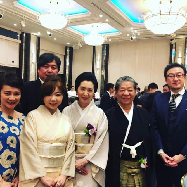 モモコさんのインスタグラム写真 - (モモコInstagram)「菊乃井村田さんの文化功労者、黄綬褒章受賞のパーティに行きました！ むちゃ豪華でした。日本中の名だたる料理人が出席してはりました。 和食が、ユネスコ無形文化遺産に登録されたり、まさに今、食バブルなぐらい皆、美味しい店を求めまくってる毎日ですが、食文化…この言葉を使ってもう長いと勝手に思ってましたが、国として食文化と言葉を使うのは、まだまだ最近だそうです。 食が文化になって、食で文化功労賞をもらわはるのは初めての事で、なんか食に携わる仕事をしてる者としては、なかなか考え深い幸せな一日でした💕 . #ハイヒールモモコ #👠 #👠🍑 #CHANEL #シャネラー #グルメ #菊乃井 #村田吉弘 #和食 #食文化 #文化功労者 #黄綬褒章受賞」2月13日 11時50分 - highheel_momoko