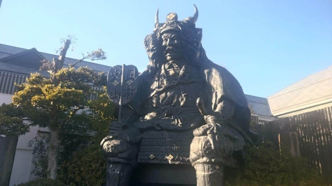 Taiken Japanのインスタグラム：「Takeda Shingen - the Tiger of Kai ! This statue of the feudal lord of Kai province, present-day Yamanashi, is larger than the one outside of Kofu station. Find it a short walk from Isawa Onsen station!  Photo credit: Tyas Utami ⠀⠀⠀⠀⠀⠀⠀⠀⠀ Read more about this and other Japan destinations & experiences at taiken.co! ⠀⠀⠀⠀⠀⠀⠀⠀⠀ #takedashingen #yamanashi #山梨 #山梨県 #isawaonsen #daimyo #samurai #statue #武田信玄 #feudaljapan #sengoku #lovejapan #japan #japan🇯🇵 #japantravel #japantravelphoto #japanese #japanlover #japanphotography #traveljapan #visitjapan ##japanlife #travel #travelgram #travelphotography #holiday #roamtheplanet」