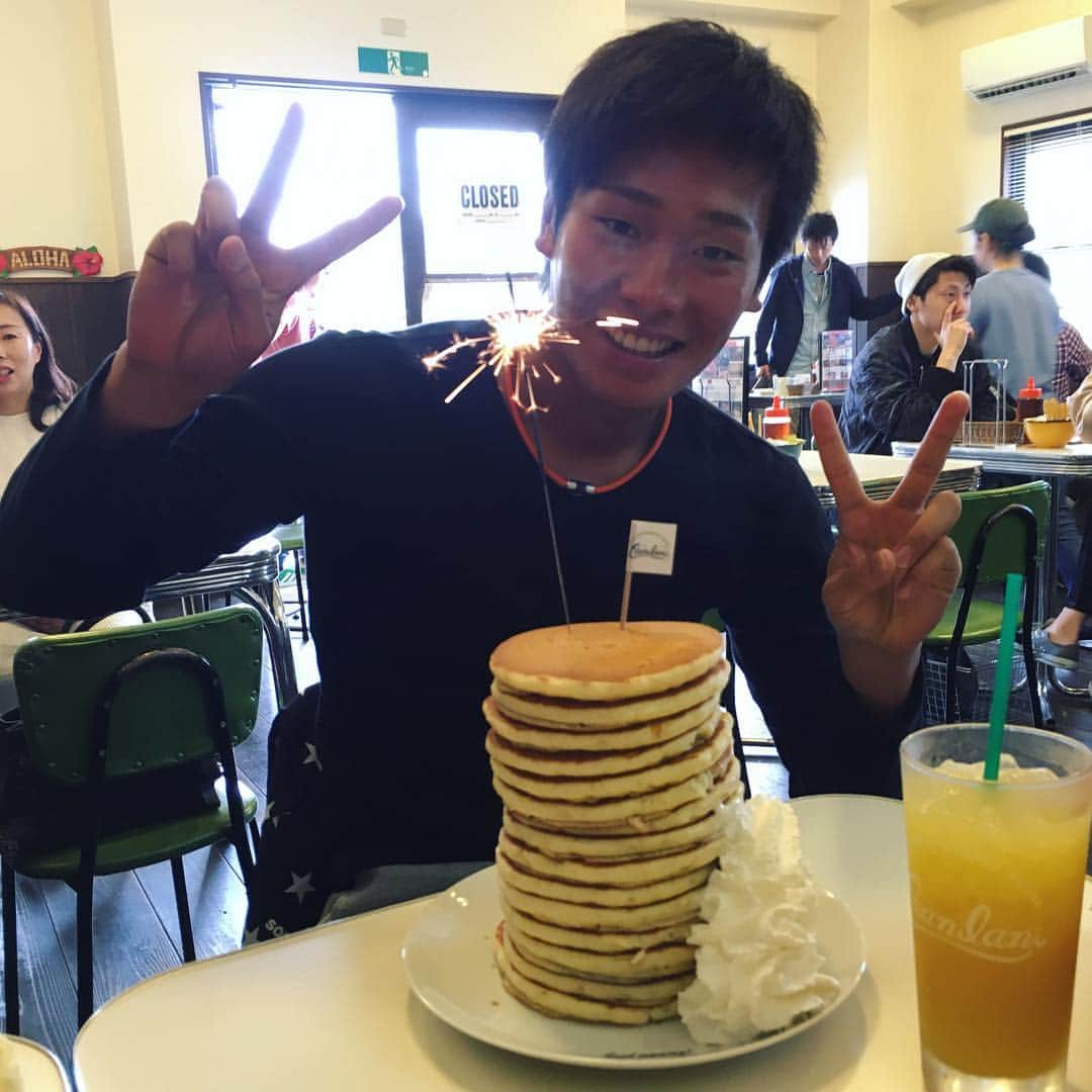 吉見一起さんのインスタグラム写真 - (吉見一起Instagram)「休日 #ハワイアンパンケーキハウスパニラニ  #ナッツナッツパンケーキ #石川翔 #ダイヤモンドヘッドパンケーキタワー 16枚食べる 若いって凄いと改めて思いました 実践が入ってくるのでリフレッシュをして目的を持って後悔がないように頑張ります」2月13日 12時14分 - kazukiyoshimi_official