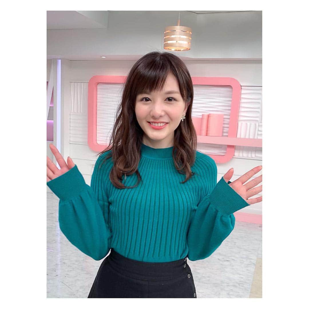 のインスタグラム：「・ 今朝の衣装のニットは 鮮やかなグリーンでした🌿 ・ まだまだ寒くて 暖かいニットが手放せないですね🧸 ・ ・ ・ 🧶 @tonal_official  #tonal ・ ・ ・ #oha4newslive #oha4 #おはよん #fashion #衣装 #トーナル #コーデ #コーディネート #小菅晴香 #フリーアナウンサー #セントフォース」