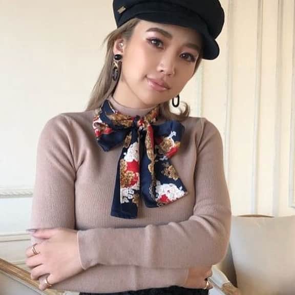 モバコレのインスタグラム：「【eimy istoire】 ！！緊急発売決定！！ 通常カラーが大人気な スカーフデザインニットプルオーバーに #モバコレ限定カラー ♡ #ベージュ ♡が販売START☆  今季マストなスカーフデザインアイテムは ベージュカラーで大人っぽく決めるのもあり♪ 淡いベージュカラーにネイビーのスカーフがアクセントになっていてすごくかわいいですよ★ 数量限定なのでお早めに！ . お求めはファッション通販モバコレでت　プロフィールのURLからどうぞ⇩ . @mobacolle . #eimyistoire #エイミーイストワール #eimy @eimyistoire_official #コーデ #eimy_ootd #instafashion #new#girl #girls #eimy好きな人と繋がりたい #fashion #coordinate #ファッション#code #大人女子 #オシャレ #cute #かわいい #kawaii #お洒落さんと繋がりたい #可愛くなりたい #今日も1日頑張る #女の子のカワイイを応援 #モバコレ #mobacolle」