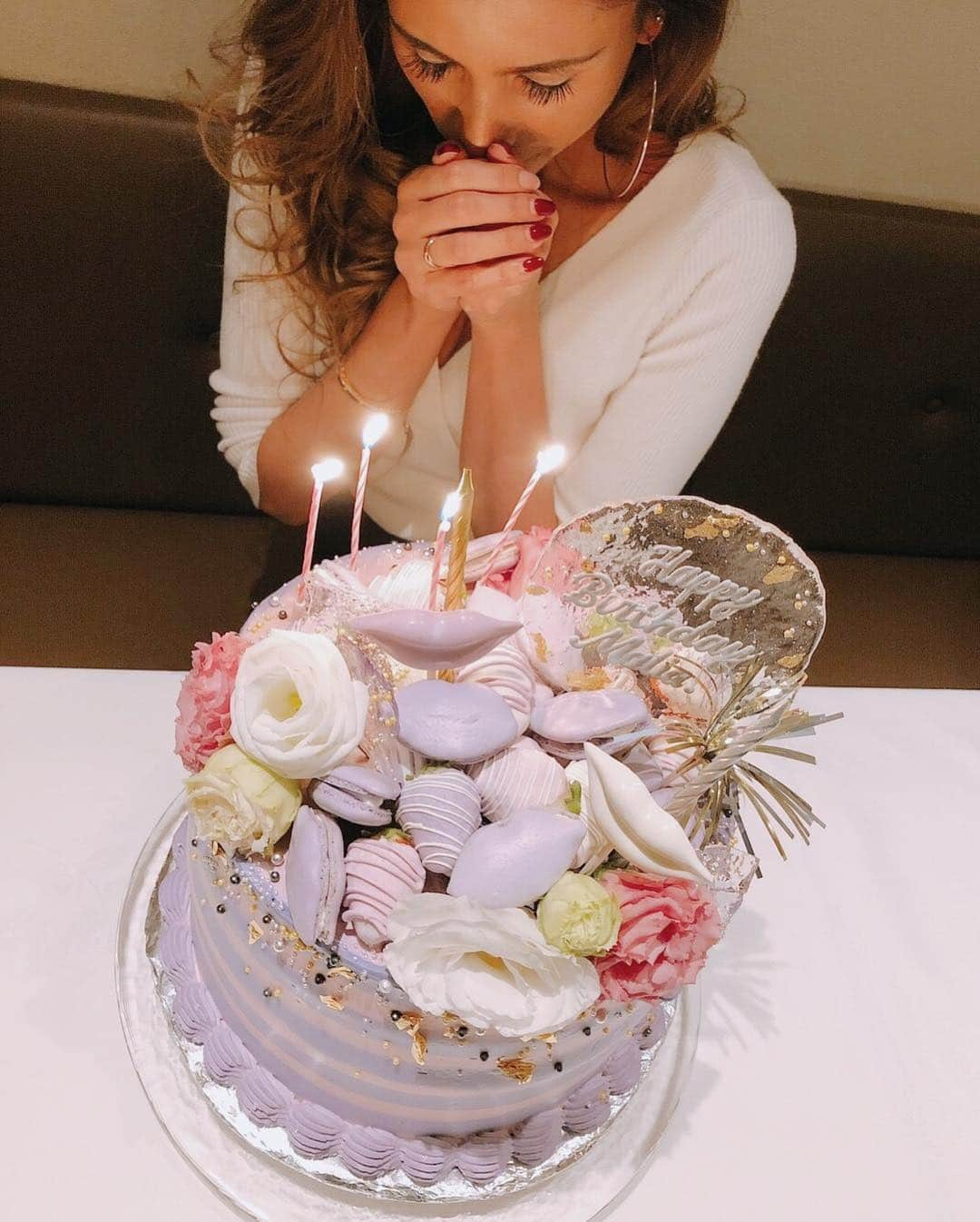 MALIAさんのインスタグラム写真 - (MALIAInstagram)「my bitrthday💜🥂🎂💫 . 今月お誕生日を迎えました💜 が、娘のお受験当日と真っ只中で 人生初"それどころじゃない" 誕生日でしたwww . 2月1日まで頑張ってきた娘をサポート するのに全力だったので、私自身は フィジカルもメンタルも ボロボロだったけどそれより何より 無事に終わって、本当に良かった😌💜 . ひと段落したタイミングで 会社のみんなと子供たちが お祝いしてくれましたので🎂🥂 UPしてくねー💫💜💜💜💜💜 . #お誕生日でした🎂 #タイムラグありますが #これから投稿してくね 📝💜💫」2月13日 13時19分 - maliarehman