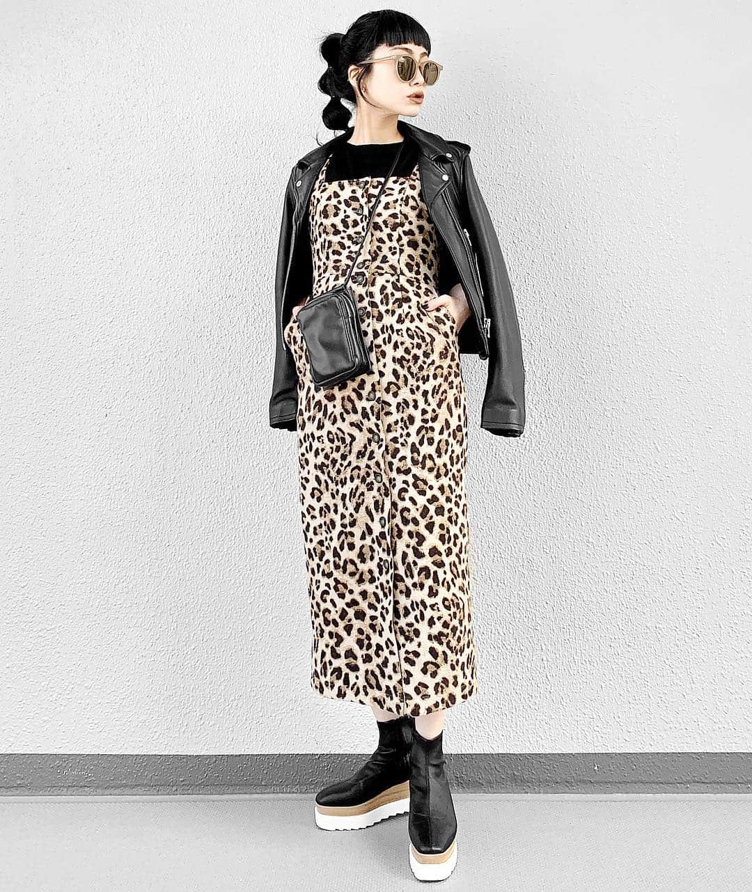 lve_xxxxのインスタグラム：「.﻿ .﻿ いつぞやの…﻿ #れおぱおばさん 🐆﻿ ﻿ @moussyofficial ﻿ ☑︎FRONT BUTTON DRESS﻿ ﻿ レオパを見ると欲してしまう﻿ この病どーにかせな。←﻿ ﻿ ジャガード織りのワンピ﻿ タイトシルエットで女性感出るやつ🙆‍♀️﻿ ﻿ 着丈欲しくてsize 2にしました🤗﻿ ﻿ －－－－－－－－－－－－－－－－－－﻿﻿﻿﻿﻿﻿﻿﻿﻿﻿﻿﻿﻿﻿﻿﻿﻿﻿﻿ ﻿﻿﻿﻿﻿﻿﻿﻿﻿﻿﻿﻿﻿﻿﻿﻿﻿﻿﻿ item詳細(ブランド・サイズ等)に﻿﻿﻿ 関しましては﻿﻿﻿﻿﻿﻿﻿﻿﻿﻿﻿【WEAR】を﻿﻿﻿ ご参照くださいませ🙇‍♀️♡﻿﻿﻿﻿﻿﻿﻿﻿﻿﻿﻿﻿﻿﻿ ﻿﻿﻿ プロフのURLより飛んで頂けます✈︎﻿﻿﻿﻿﻿﻿﻿﻿﻿﻿﻿﻿﻿﻿﻿﻿﻿ ﻿﻿﻿ －－－－－－－－－－－－－－－－－－﻿﻿﻿ ﻿﻿」