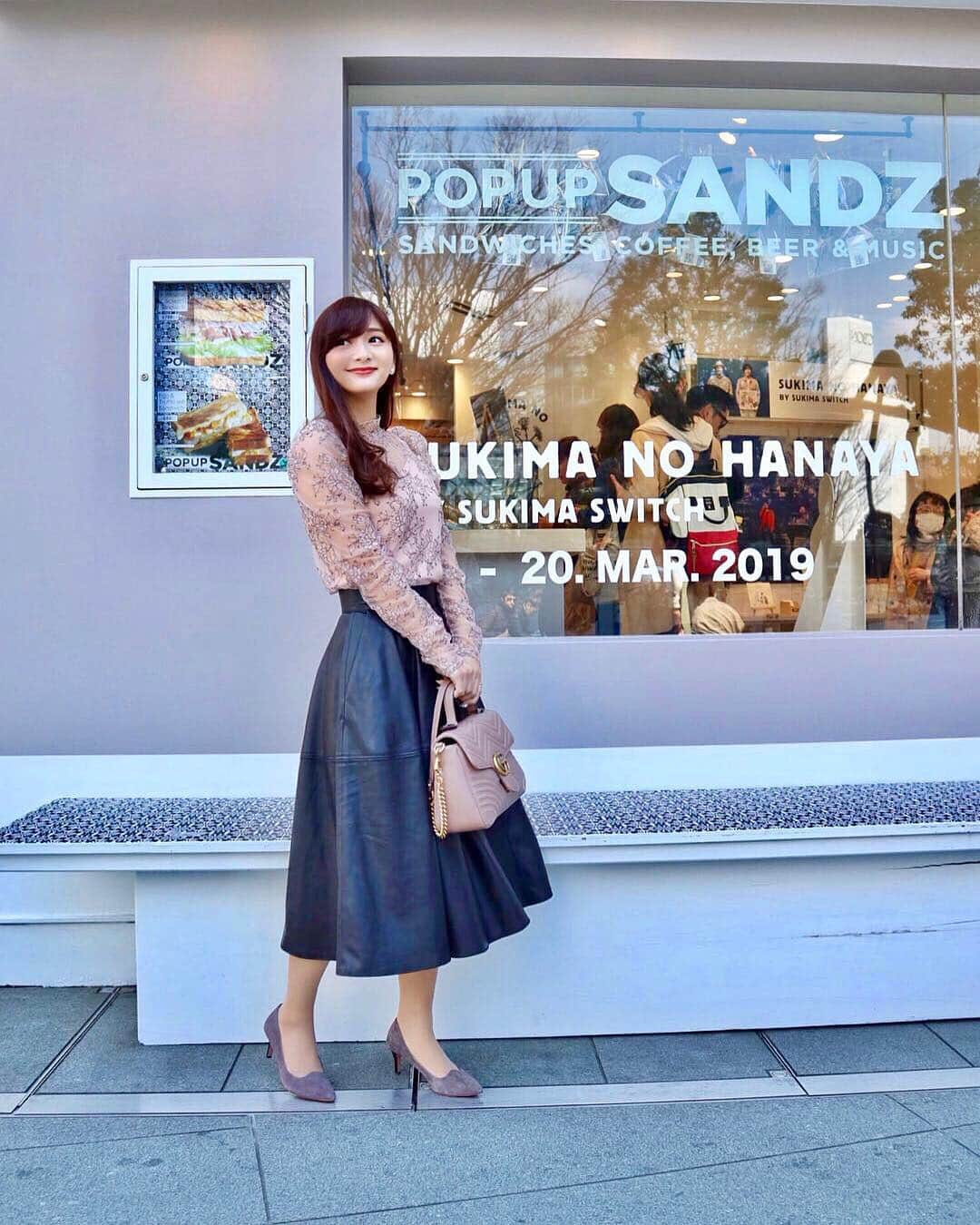 のインスタグラム：「レーストップスばかり目につくこの頃👀 珍しいピンクのレースがあったので買っちゃいました💗 お花の刺繍が繊細で可愛い💐  tops : #snidel #スナイデル skirt : #celford #セルフォード bag : #gucci #グッチ shoes : #piche #ピシェ  #coordinate#ootd#Japanese#Japanesegirl#Happy#girl#girly#fashion#instafashion#instagood#rubi_fashion#春ファッション#春コーデ#ガーリー#コーディネート#コーデ#私服#新作#春服#レース#レーストップス」