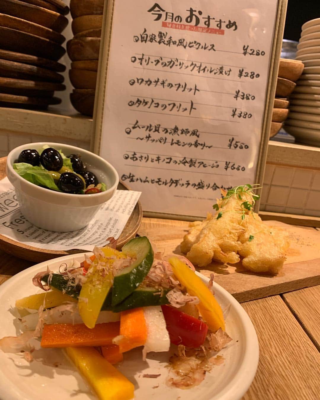 肉talian 金山店のインスタグラム：「＊ ・ こんばんは🌜 肉talian金山店のなつきです🍖❤️ ・ 明日の3月15日からおすすめ料理が変更されます😳😳 季節の食材を存分に使ったお料理です🌟 写真に写っているのは ○自家製和風ピクルス ○オリーブのガーリックオイル漬け ○タケノコのフリット です🤤💓💓 ・ 私のおすすめはタケノコのフリット🤩 もうタケノコの食感が堪りません🙈‼️ ・ 期間限定のメニューなので ぜひぜひこの機会に食べに来てください🙇‍♀️⚠️ ・ #肉talian #肉タリアン #金山 #名古屋 #今月のおすすめ #おすすめ #おすすめメニュー #期間限定 #旬 #タケノコ #ピクルス #オリーブ #ホワイトデー #happywhiteday  #サプライズ #meat #サングリア #wine #プレート #デザートプレート  #bloomdiningservice」