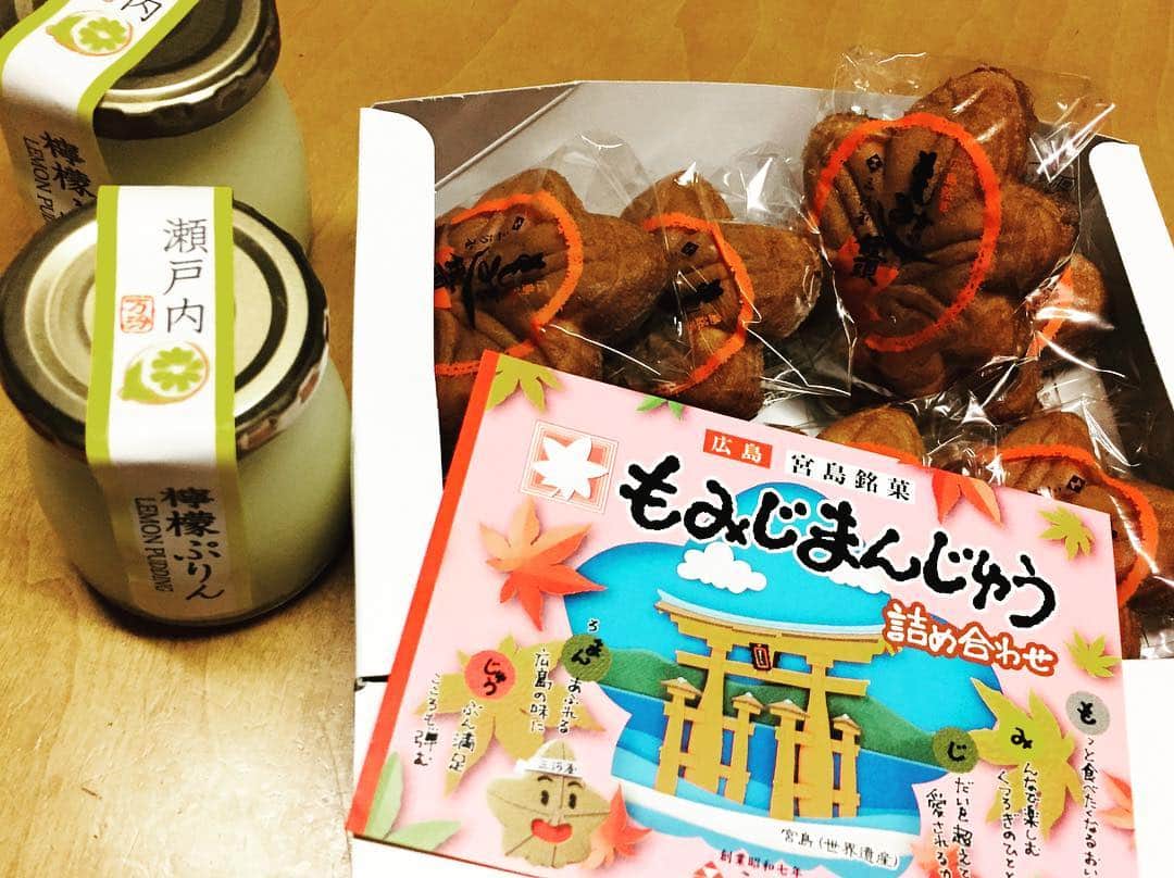 現代洋子さんのインスタグラム写真 - (現代洋子Instagram)「‪仕事から帰ってきたら、1泊3日の広島旅行に行っていたあや坊(19歳)のお土産が！ わ～い！今晩の仕事のおやつだーい♪ …深夜2時に食べてもいいですか？  あ～私も早く仕事終わらせてどこか旅行したいよ～😭‬」3月14日 18時35分 - yokogendai